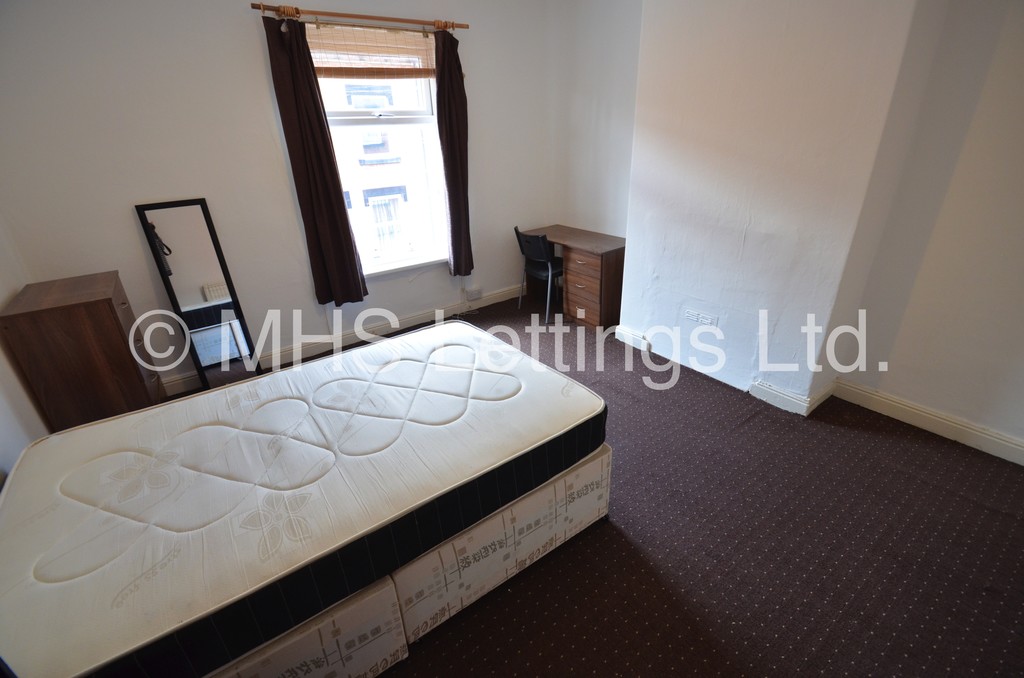Photo of 4 Bedroom Mid Terraced House in 20 Welton Grove, Leeds, LS6 1ES