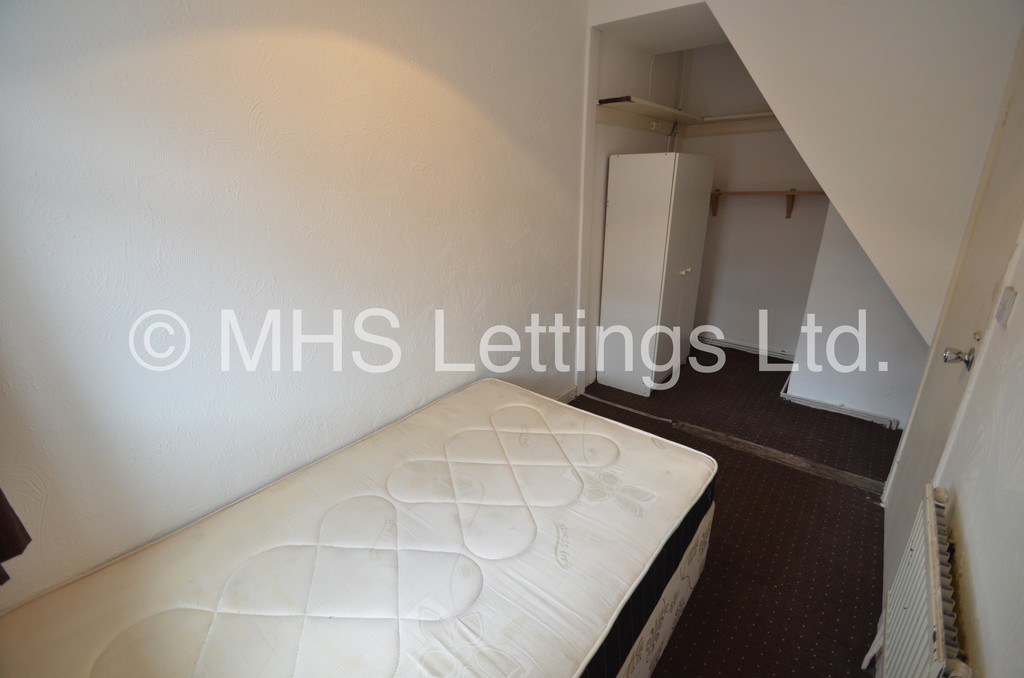 Photo of 4 Bedroom Mid Terraced House in 20 Welton Grove, Leeds, LS6 1ES