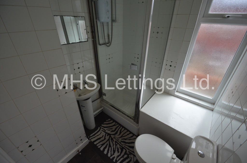 Photo of 4 Bedroom Mid Terraced House in 20 Welton Grove, Leeds, LS6 1ES