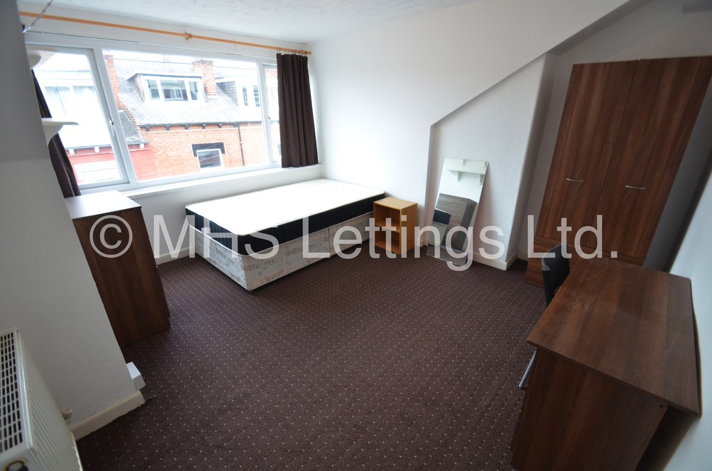Photo of 4 Bedroom Mid Terraced House in 20 Welton Grove, Leeds, LS6 1ES