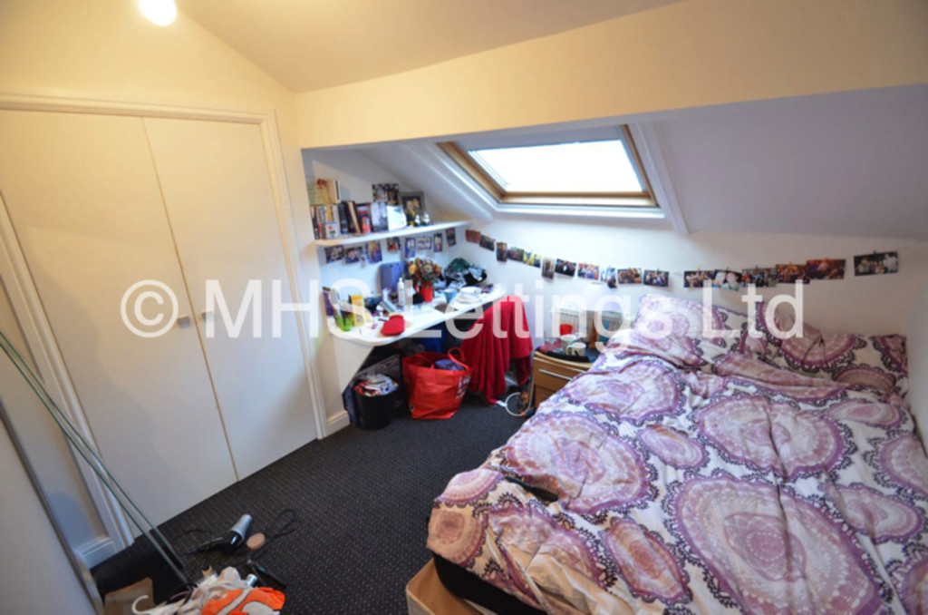 Photo of 6 Bedroom Mid Terraced House in 105 Victoria Road, Leeds, LS6 1DR