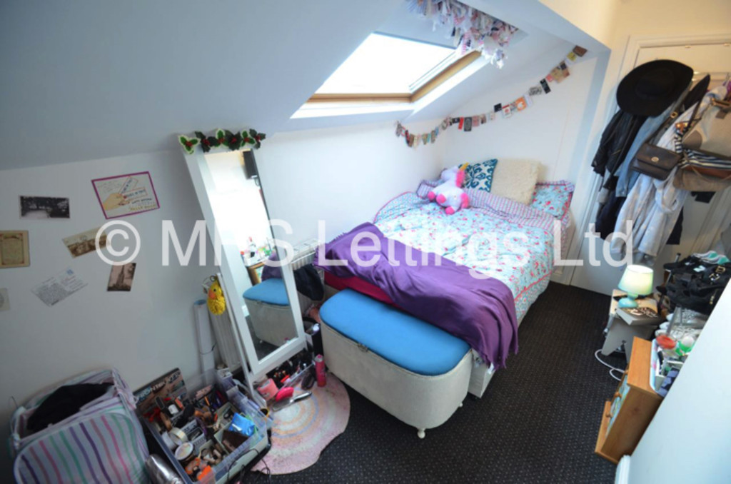 Photo of 6 Bedroom Mid Terraced House in 105 Victoria Road, Leeds, LS6 1DR