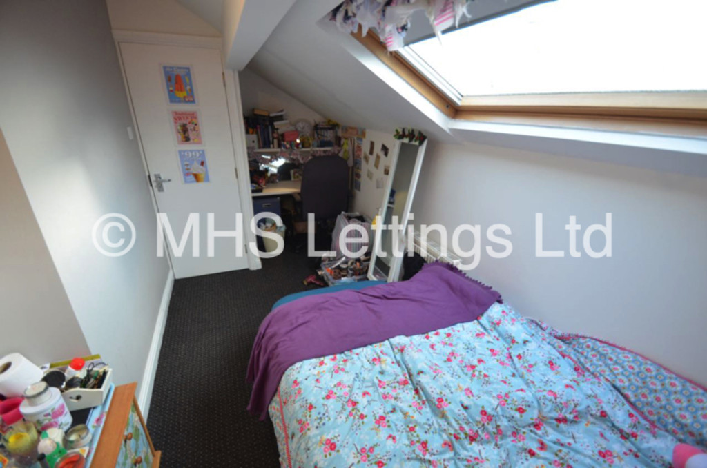 Photo of 6 Bedroom Mid Terraced House in 105 Victoria Road, Leeds, LS6 1DR