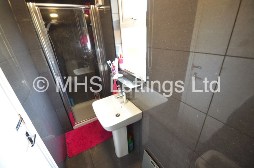 Photo of 6 Bedroom Mid Terraced House in 105 Victoria Road, Leeds, LS6 1DR