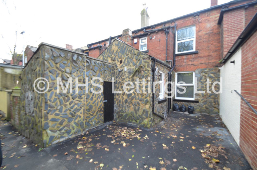 Photo of 6 Bedroom Mid Terraced House in 105 Victoria Road, Leeds, LS6 1DR