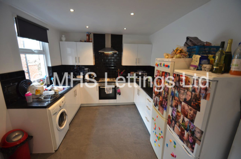 Photo of 6 Bedroom Mid Terraced House in 105 Victoria Road, Leeds, LS6 1DR