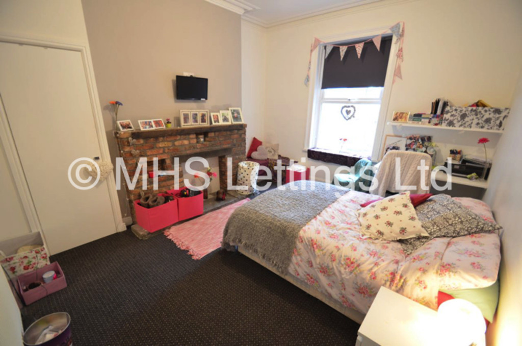 Photo of 6 Bedroom Mid Terraced House in 105 Victoria Road, Leeds, LS6 1DR