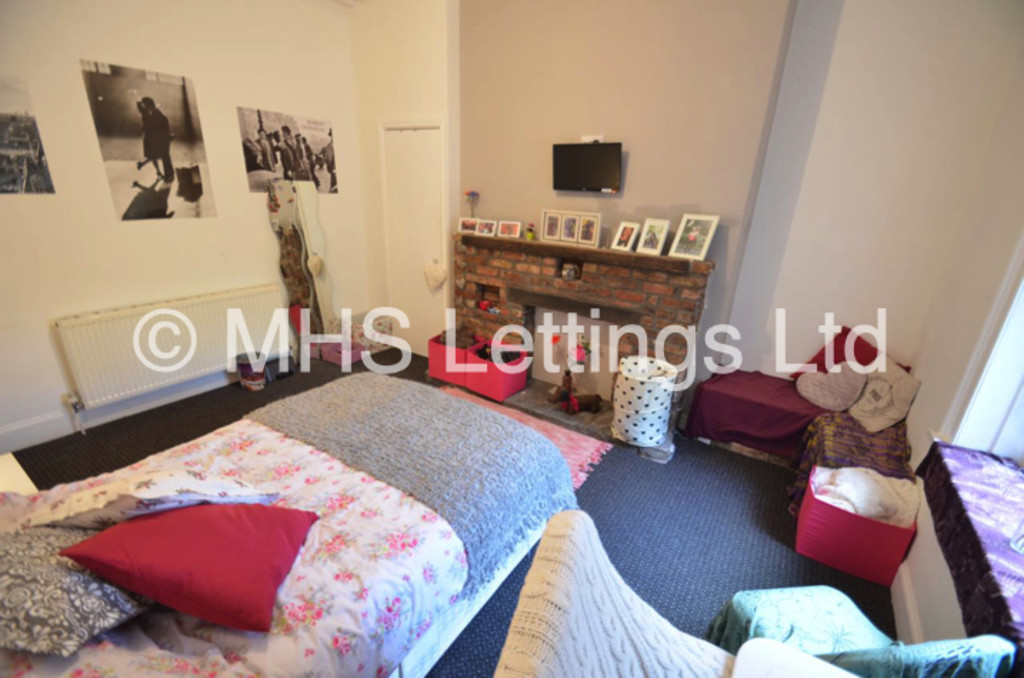 Photo of 6 Bedroom Mid Terraced House in 105 Victoria Road, Leeds, LS6 1DR