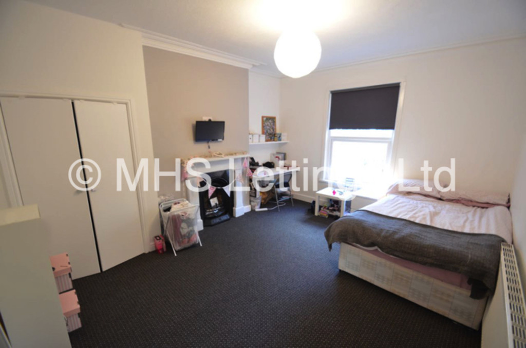 Photo of 6 Bedroom Mid Terraced House in 105 Victoria Road, Leeds, LS6 1DR