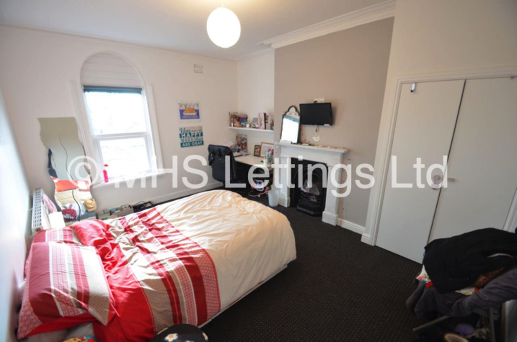 Photo of 6 Bedroom Mid Terraced House in 105 Victoria Road, Leeds, LS6 1DR