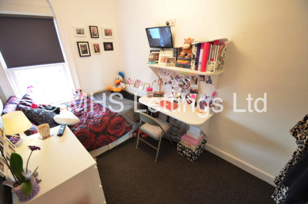 Photo of 6 Bedroom Mid Terraced House in 105 Victoria Road, Leeds, LS6 1DR