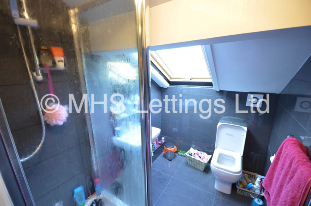 Photo of 6 Bedroom Mid Terraced House in 105 Victoria Road, Leeds, LS6 1DR