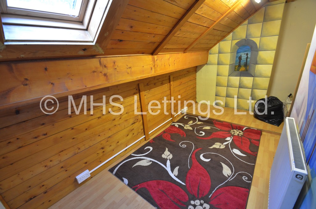Photo of 3 Bedroom Mid Terraced House in 110 Burley Lodge Road, Leeds, LS6 1QF