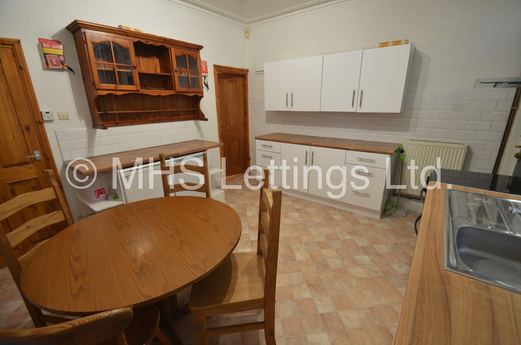 Photo of 3 Bedroom Mid Terraced House in 110 Burley Lodge Road, Leeds, LS6 1QF