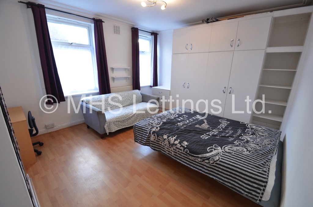 Photo of 3 Bedroom Mid Terraced House in 110 Burley Lodge Road, Leeds, LS6 1QF