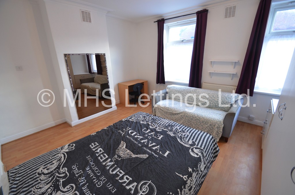 Photo of 3 Bedroom Mid Terraced House in 110 Burley Lodge Road, Leeds, LS6 1QF
