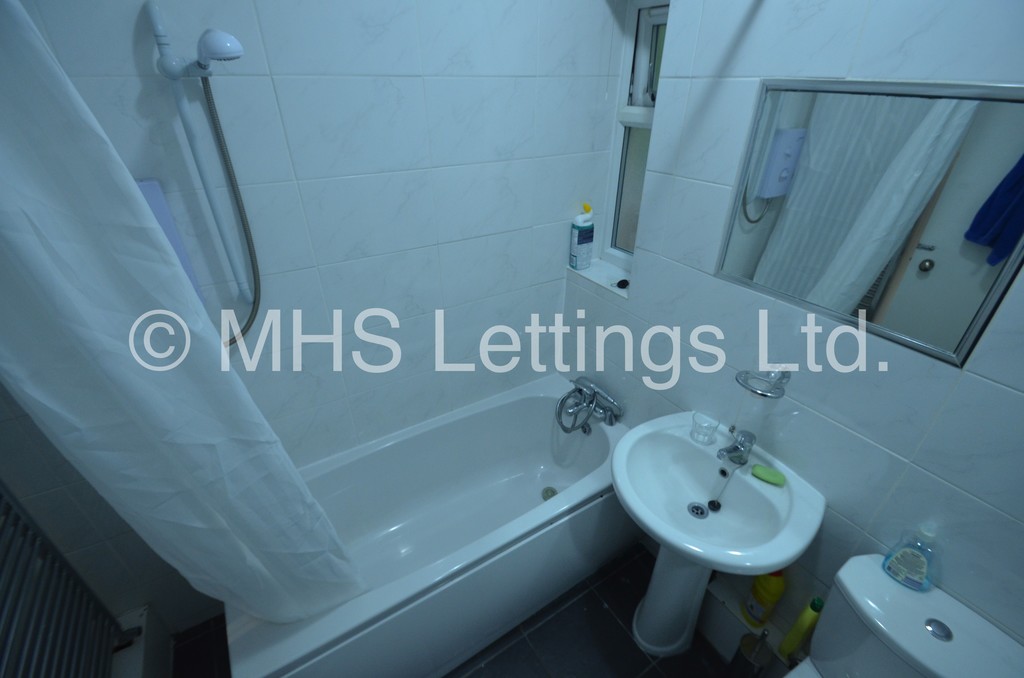 Photo of 3 Bedroom Mid Terraced House in 110 Burley Lodge Road, Leeds, LS6 1QF