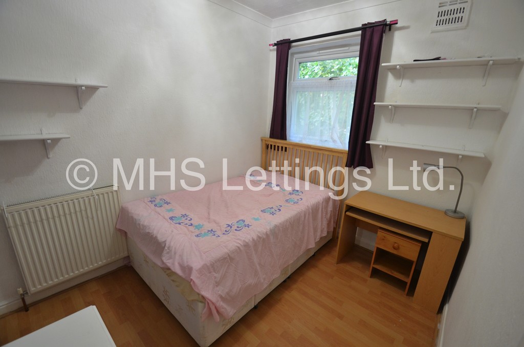 Photo of 3 Bedroom Mid Terraced House in 110 Burley Lodge Road, Leeds, LS6 1QF