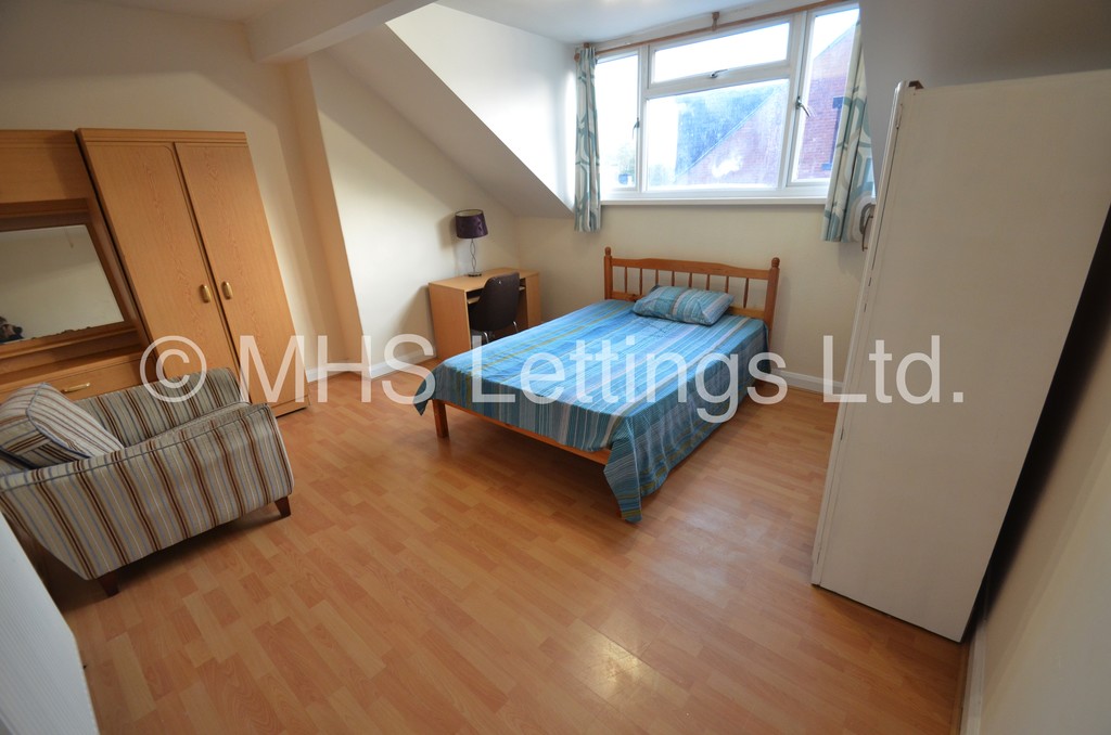 Photo of 3 Bedroom Mid Terraced House in 110 Burley Lodge Road, Leeds, LS6 1QF