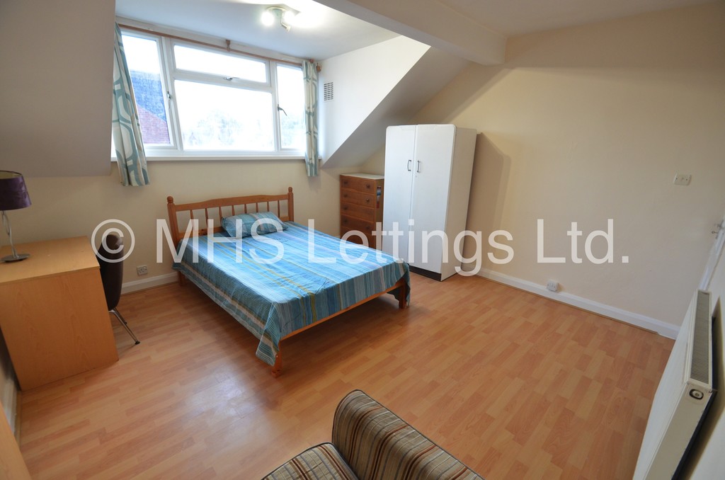 Photo of 3 Bedroom Mid Terraced House in 110 Burley Lodge Road, Leeds, LS6 1QF