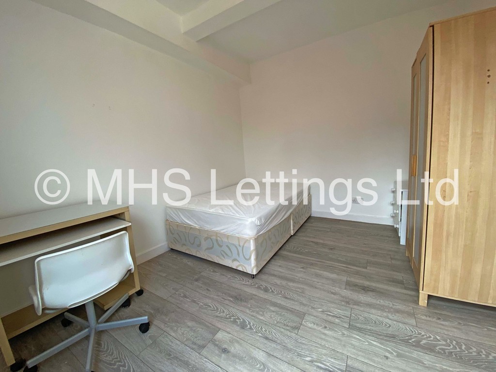 Photo of 6 Bedroom Mid Terraced House in 18 Cliff Mount, Leeds, LS6 2HP