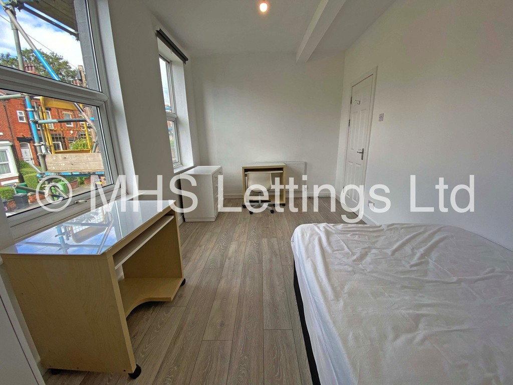 Photo of 6 Bedroom Mid Terraced House in 18 Cliff Mount, Leeds, LS6 2HP