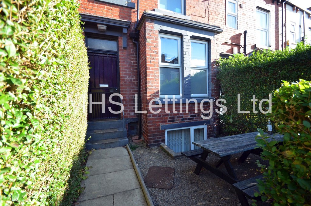 Photo of 6 Bedroom Mid Terraced House in 18 Cliff Mount, Leeds, LS6 2HP