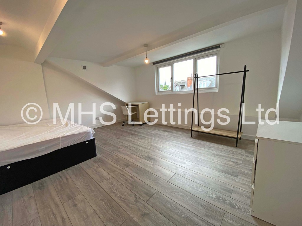 Photo of 6 Bedroom Mid Terraced House in 18 Cliff Mount, Leeds, LS6 2HP