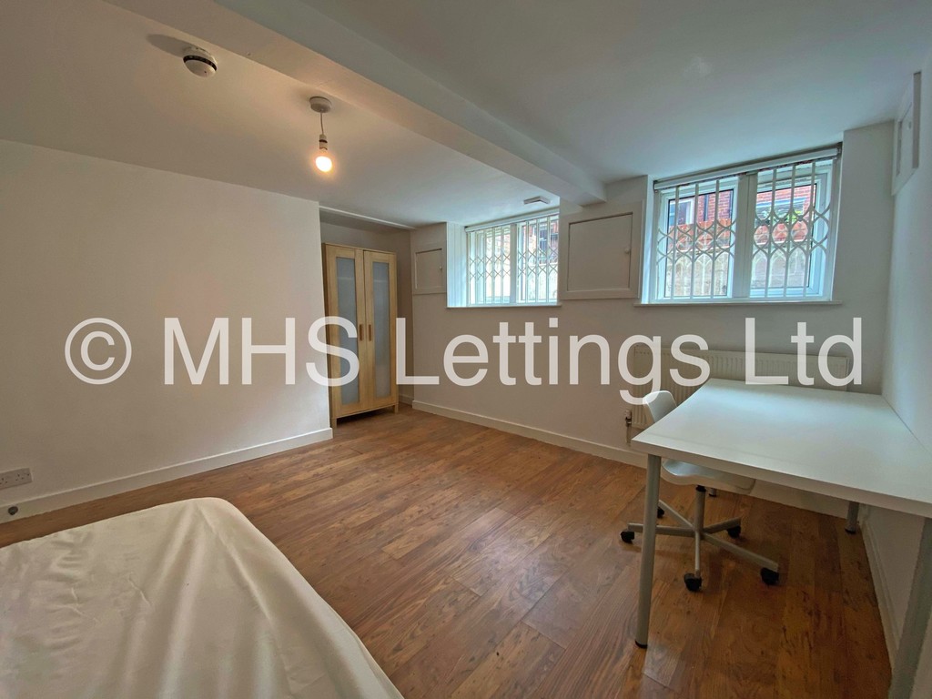 Photo of 6 Bedroom Mid Terraced House in 18 Cliff Mount, Leeds, LS6 2HP