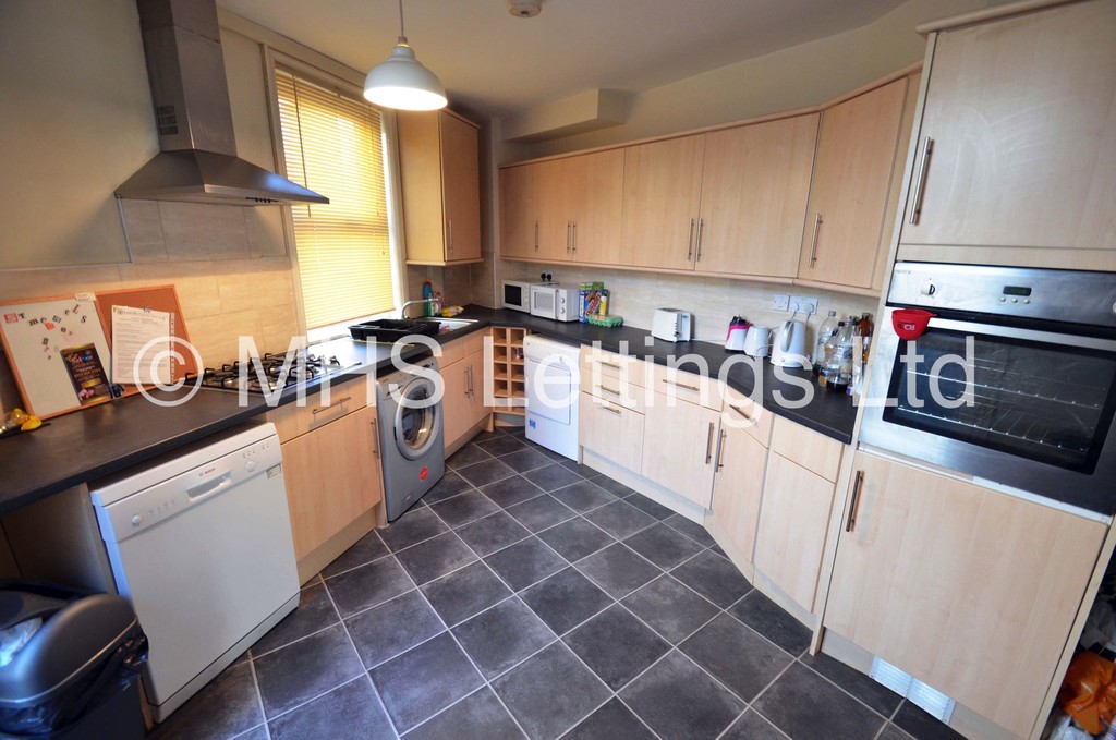 Photo of 5 Bedroom Mid Terraced House in 1 Cardigan Road, Leeds, LS6 3AE