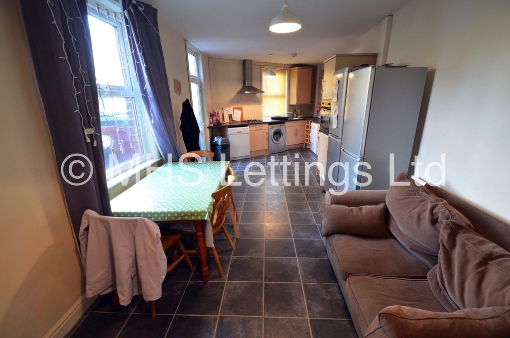 Photo of 5 Bedroom Mid Terraced House in 1 Cardigan Road, Leeds, LS6 3AE