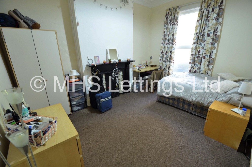 Photo of 5 Bedroom Mid Terraced House in 1 Cardigan Road, Leeds, LS6 3AE