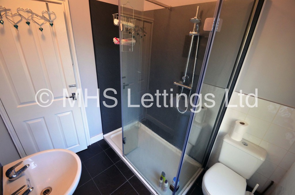 Photo of 5 Bedroom Mid Terraced House in 1 Cardigan Road, Leeds, LS6 3AE
