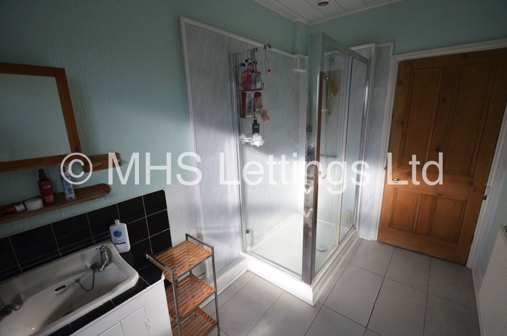 Photo of 5 Bedroom Mid Terraced House in 1 Cardigan Road, Leeds, LS6 3AE