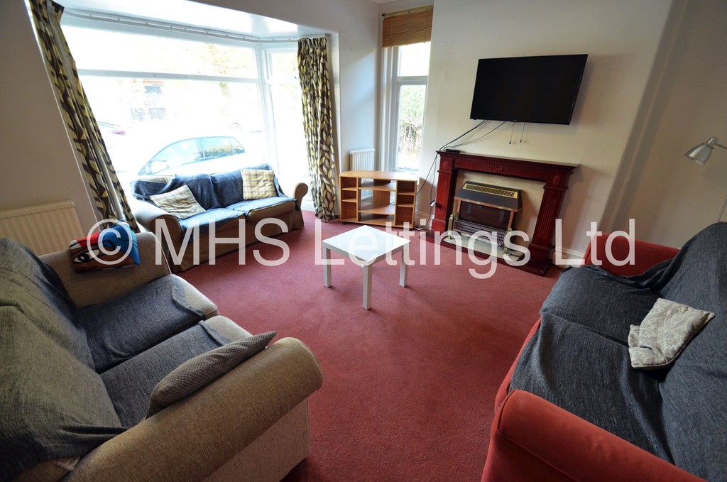 Photo of 6 Bedroom Semi-Detached House in 3 Church Wood Avenue, Leeds, LS16 5LF