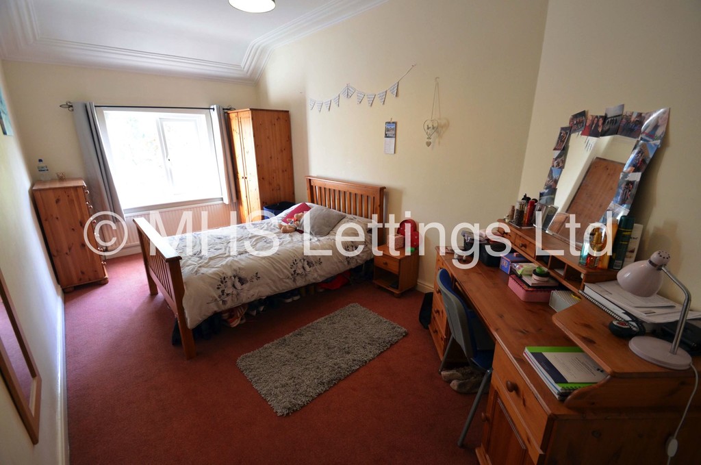 Photo of 6 Bedroom Semi-Detached House in 3 Church Wood Avenue, Leeds, LS16 5LF