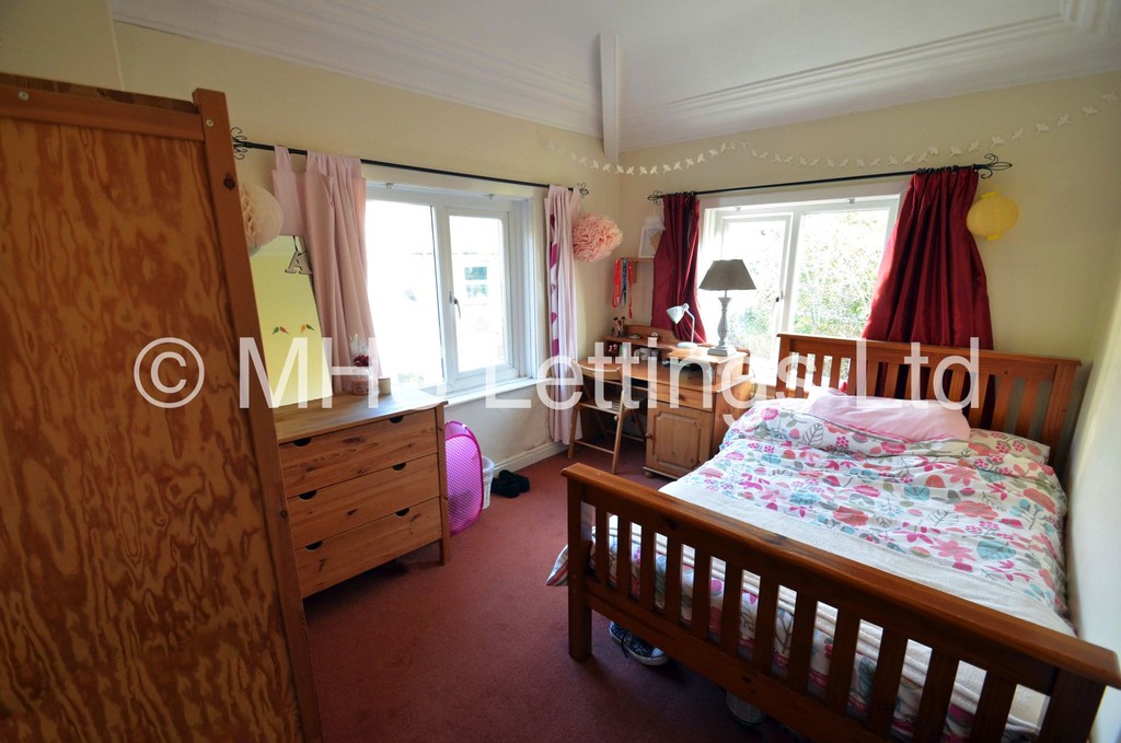 Photo of 6 Bedroom Semi-Detached House in 3 Church Wood Avenue, Leeds, LS16 5LF