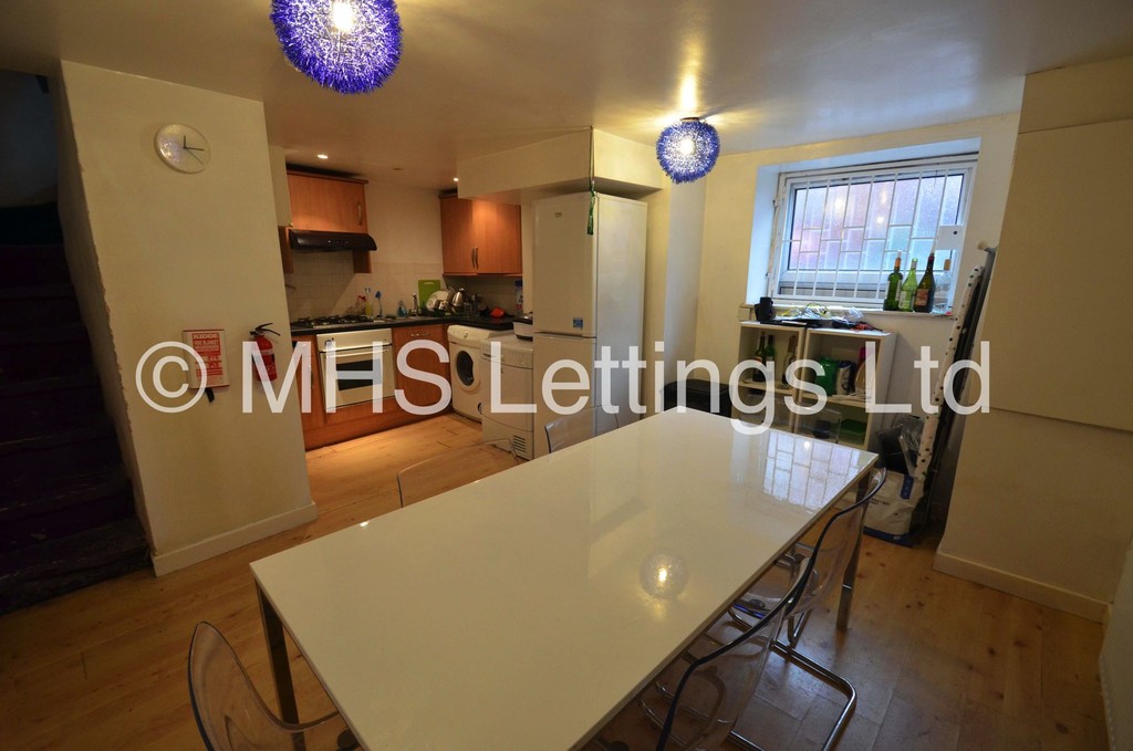 Photo of 3 Bedroom Mid Terraced House in 40 Harold View, Leeds, LS6 1PP