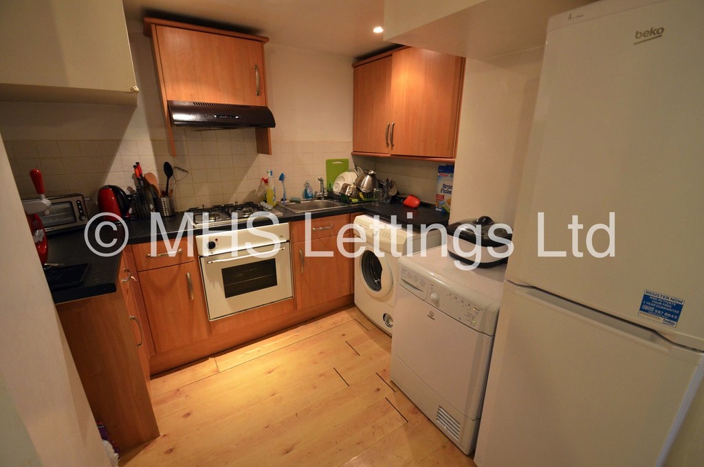 Photo of 3 Bedroom Mid Terraced House in 40 Harold View, Leeds, LS6 1PP