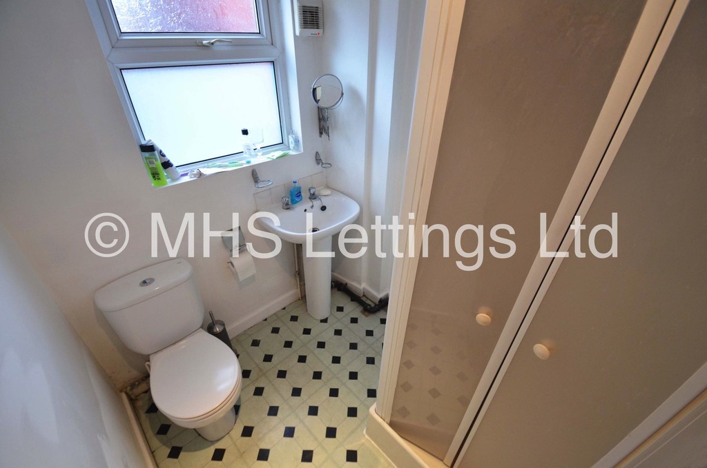 Photo of 3 Bedroom Mid Terraced House in 40 Harold View, Leeds, LS6 1PP