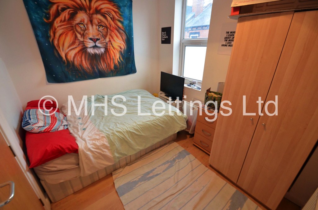 Photo of 3 Bedroom Mid Terraced House in 40 Harold View, Leeds, LS6 1PP