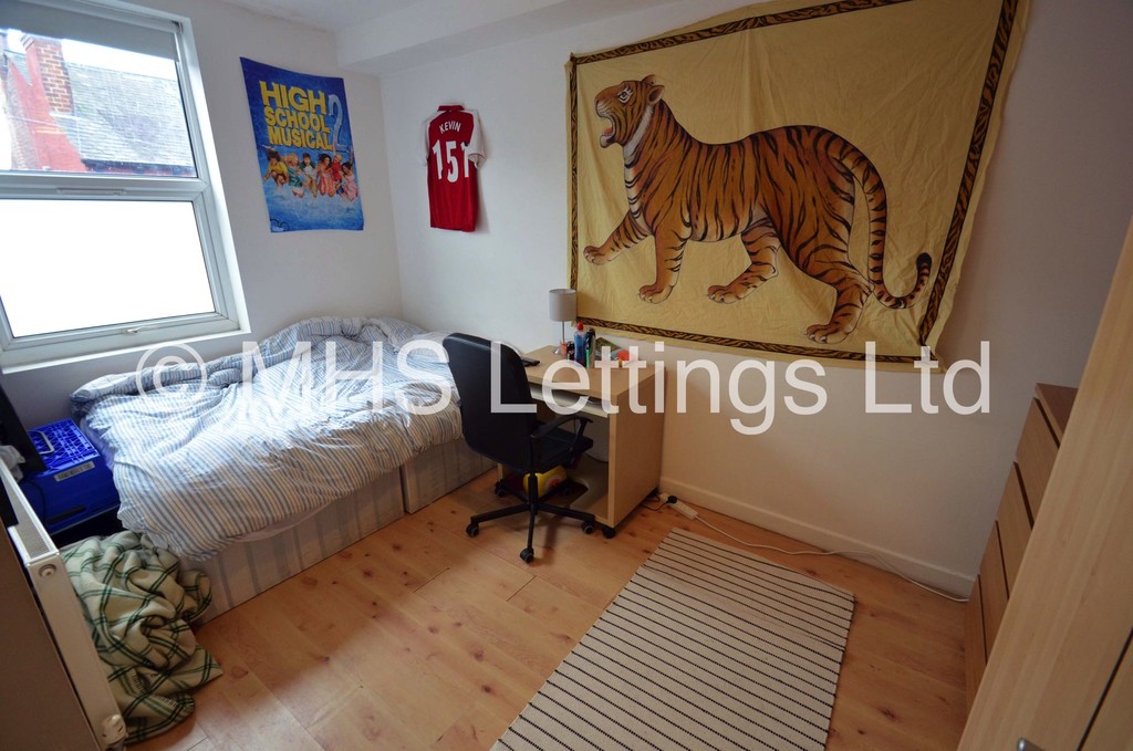 Photo of 3 Bedroom Mid Terraced House in 40 Harold View, Leeds, LS6 1PP