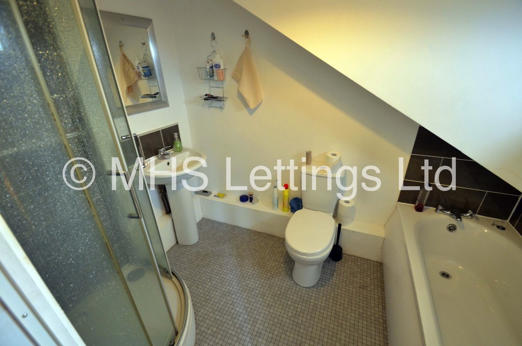 Photo of 3 Bedroom Mid Terraced House in 40 Harold View, Leeds, LS6 1PP