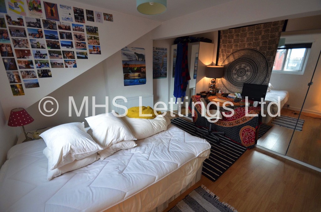 Photo of 3 Bedroom Mid Terraced House in 40 Harold View, Leeds, LS6 1PP