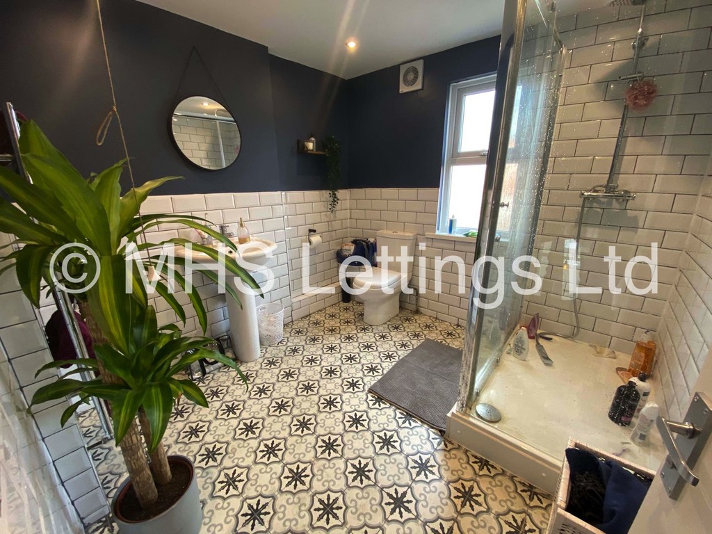 Photo of 8 Bedroom Mid Terraced House in 13 Brudenell Avenue, Leeds, LS6 1HD