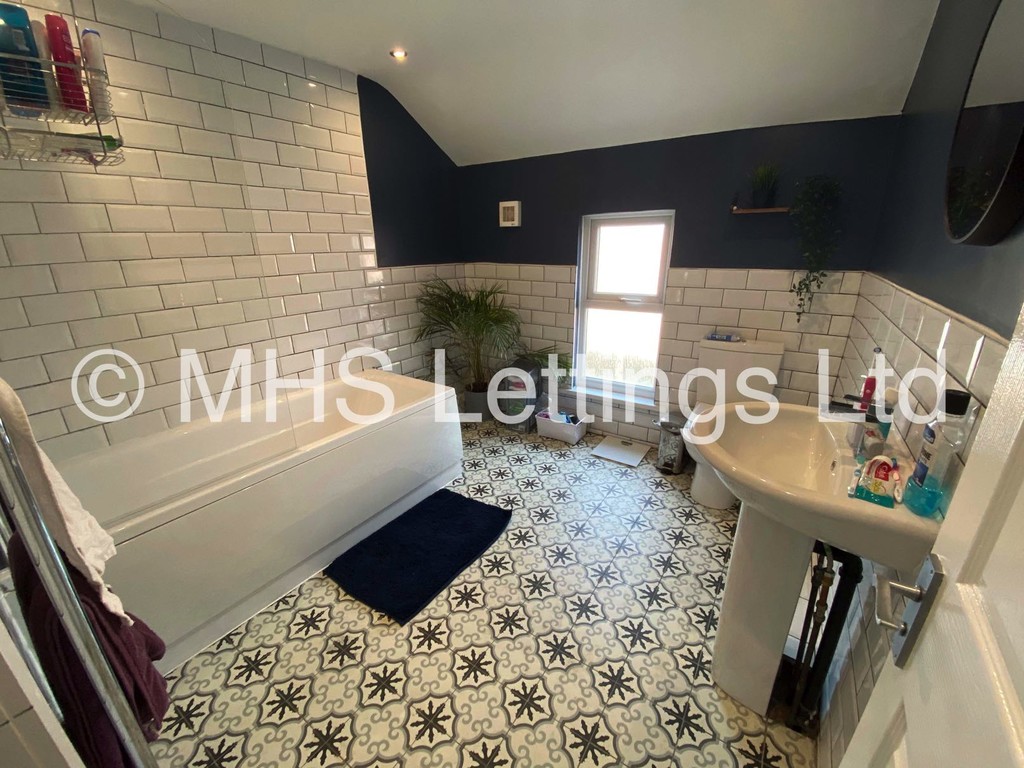 Photo of 8 Bedroom Mid Terraced House in 13 Brudenell Avenue, Leeds, LS6 1HD
