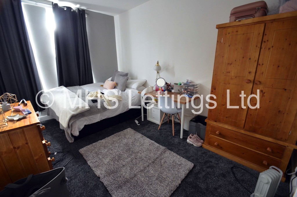 Photo of 8 Bedroom Mid Terraced House in 13 Brudenell Avenue, Leeds, LS6 1HD