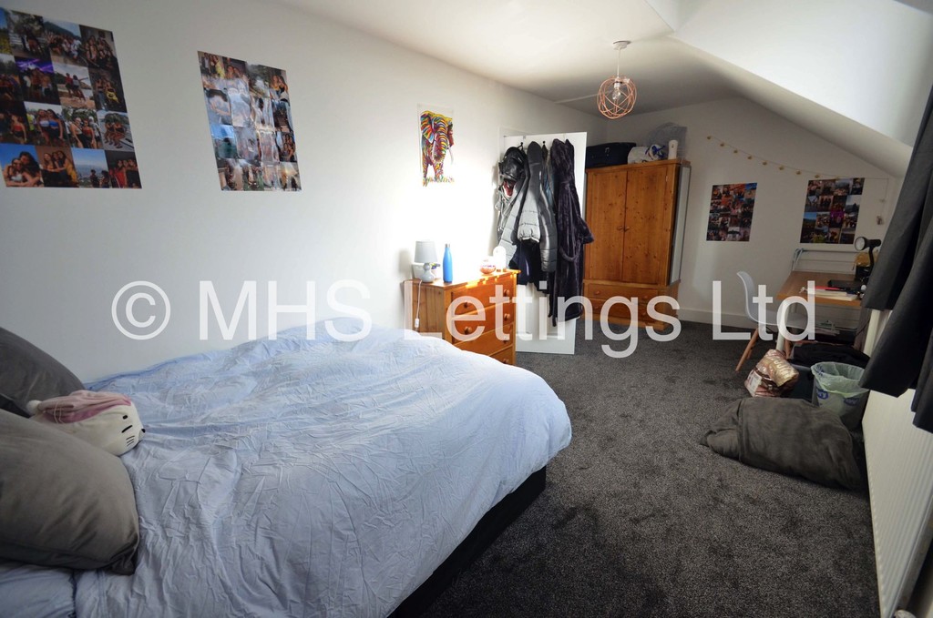 Photo of 8 Bedroom Mid Terraced House in 13 Brudenell Avenue, Leeds, LS6 1HD