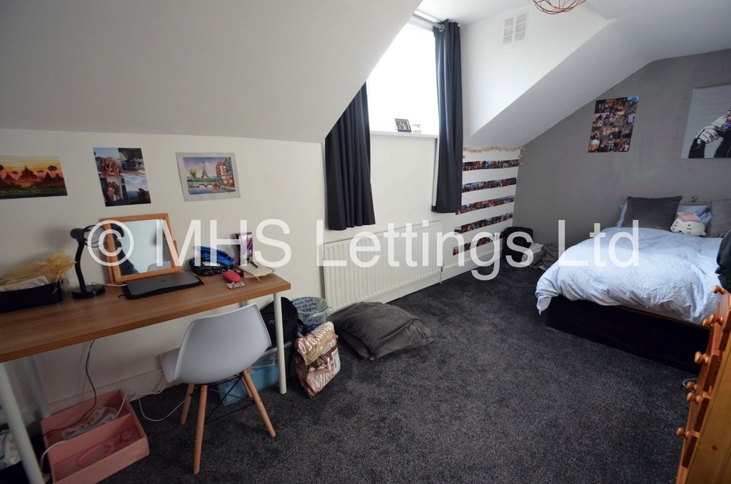 Photo of 8 Bedroom Mid Terraced House in 13 Brudenell Avenue, Leeds, LS6 1HD