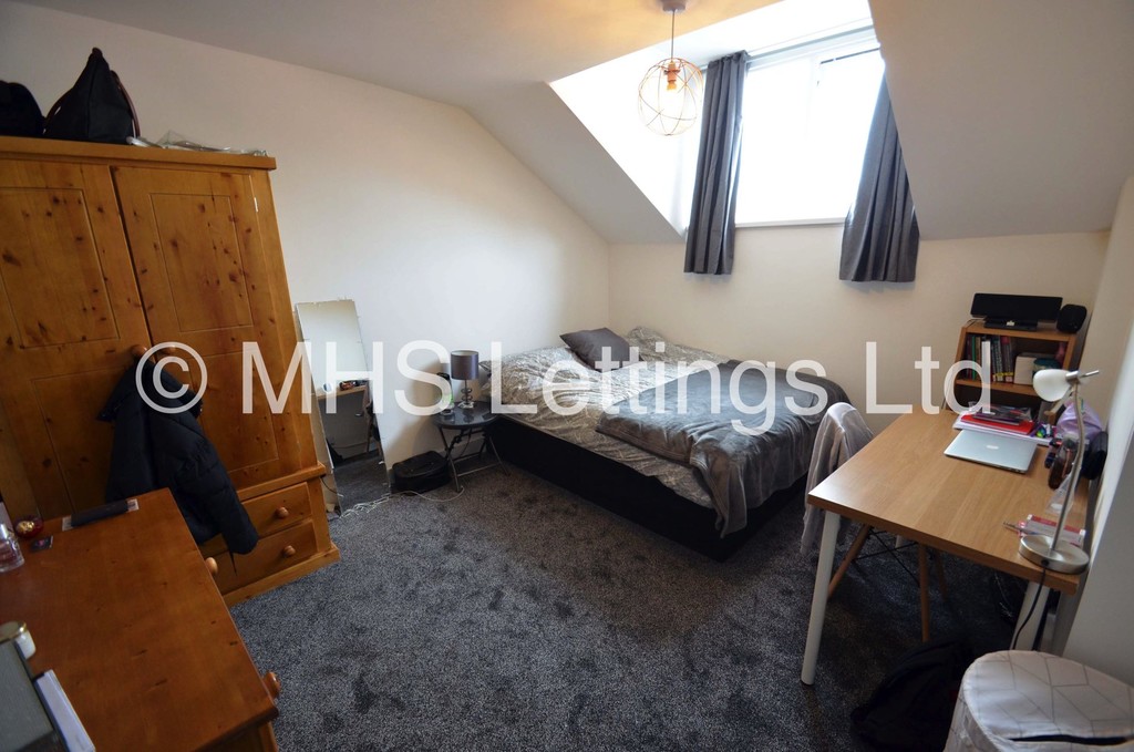Photo of 8 Bedroom Mid Terraced House in 13 Brudenell Avenue, Leeds, LS6 1HD